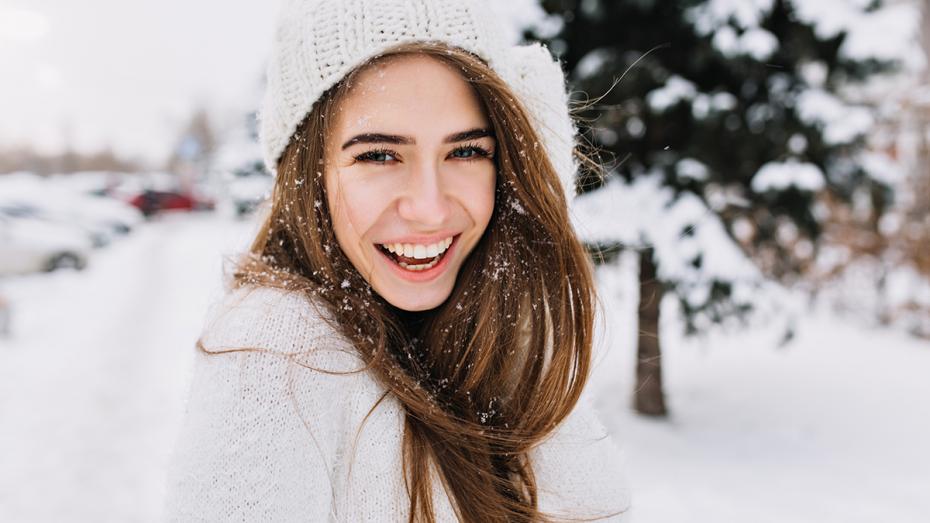 Śmiejąca się kobieta zimą