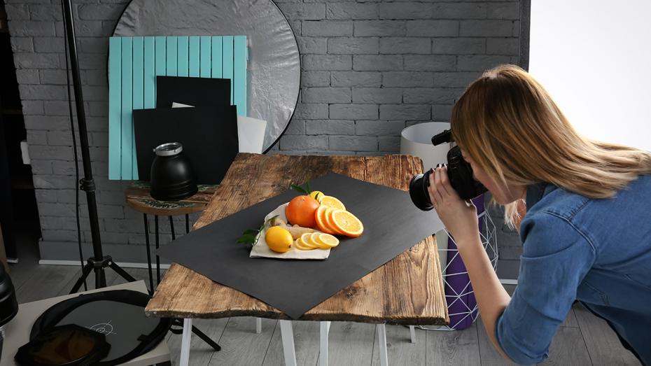 Kobieta fotografuje jedzenie