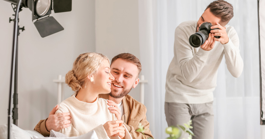 Fotograf robi zdjęcie zakochanej i roześmianej parze