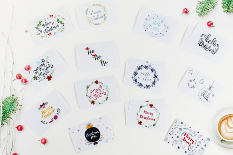 Zapakuj prezent w wyjątkowy sposób. Pobierz świąteczne grafiki od Fotolab!