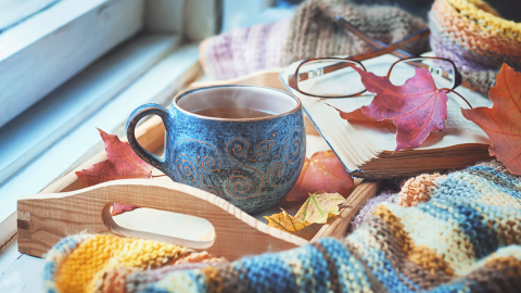 Pomysły na jesienne wieczory - TOP 3 filmów i książek, przejrzyj stare zdjęcia i poukładaj w ozdobnym pudełku