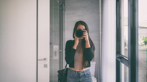 Powrót mirror selfie. Sztuka zatrzymania chwili w lustrze 