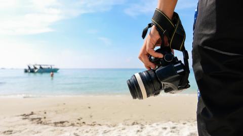Słońce, piasek i obiektyw. Jak tworzyć niesamowite zdjęcia na plaży?