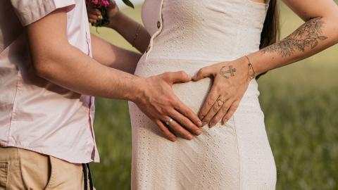 Piękne ciążowe sesje zdjęciowe. Inspiracje i wskazówki dla przyszłych mam (...i nie tylko)