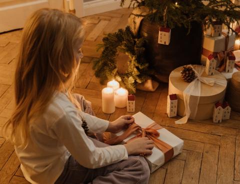 Personalizowane prezenty świąteczne: Jak zrobić wyjątkowe upominki z własnymi zdjęciami pod choinkę