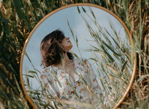 Jak pozować do zdjęć, by doskonale wyglądać? Poradnik od FotoLab.pl