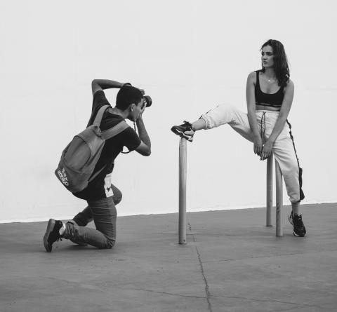 10 póz, dzięki którym zawsze będziesz wyglądać atrakcyjnie na zdjęciach