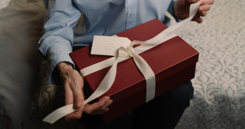 Jak zapakować zdjęcia na prezent dla bliskiej osoby? Poznaj nasze pomysły.