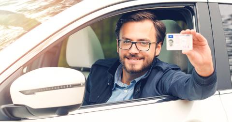 Jakie zdjęcie jest wymagane do prawa jazdy w 2025? Wymiary i wymogi
